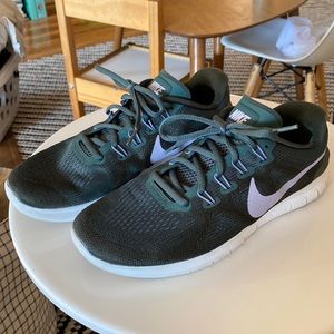 Women’s Nike free run sneaker EUC size 9